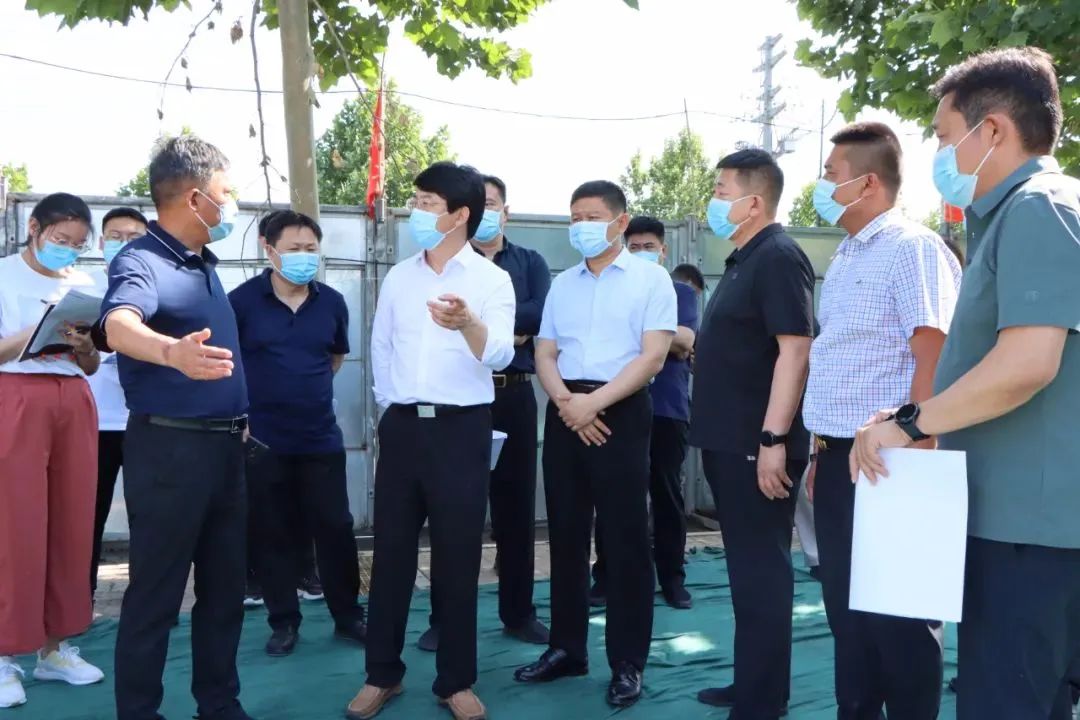 5月30日下午,隆尧县委书记王文玉到尧山街,实验中学,县医院,东方食品