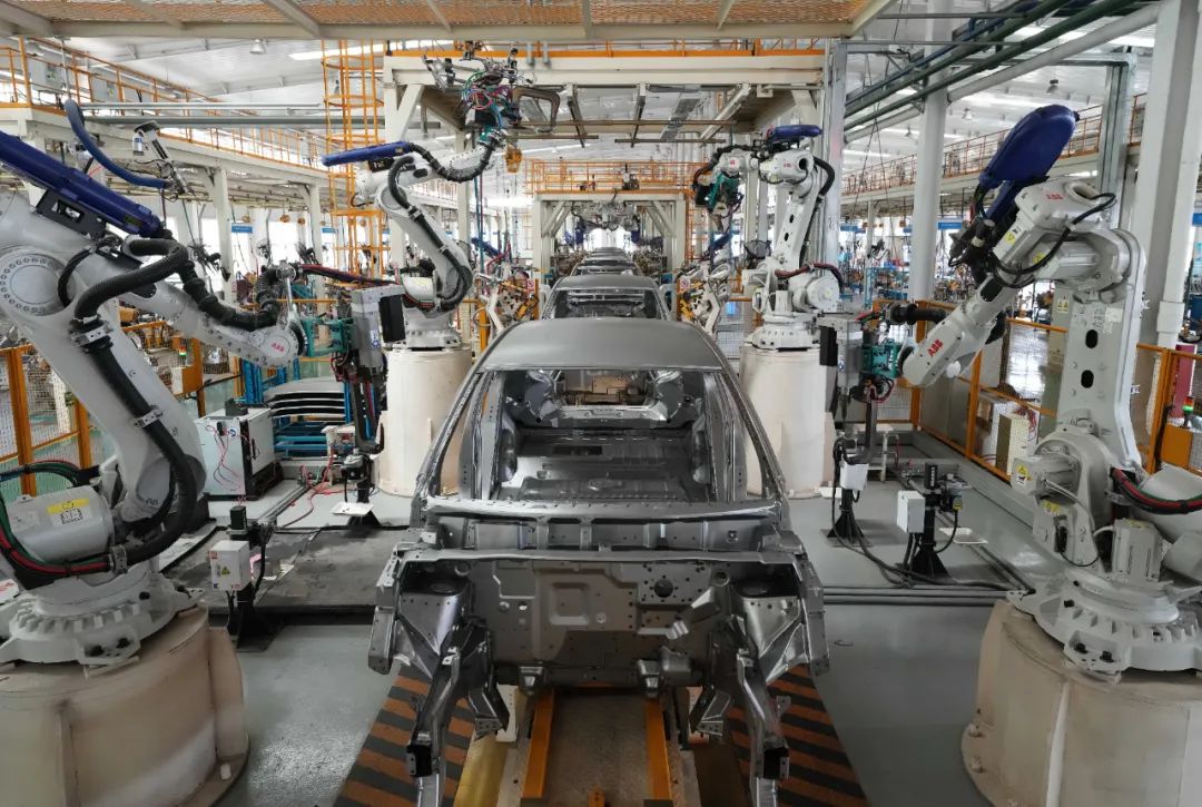 2022年5月18日,河北省元氏县一家新能源汽车企业生产线的自动焊接机器