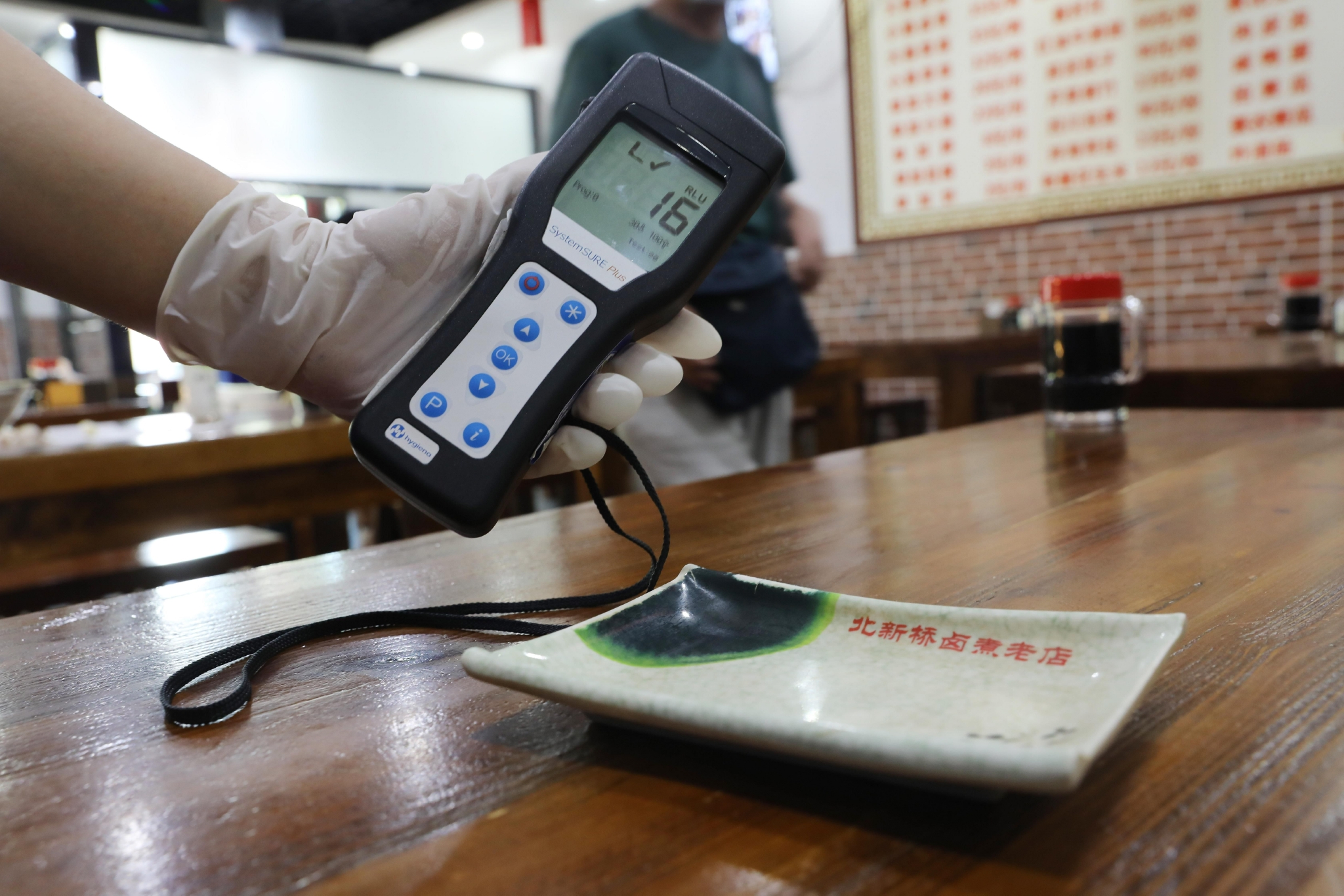 抽测餐具卫生清洁度符合要求.董芳忠/摄