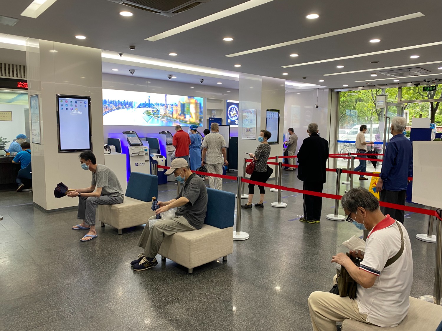 金融服务需求井喷，上海银行今起在沪网点实现“应开尽开”