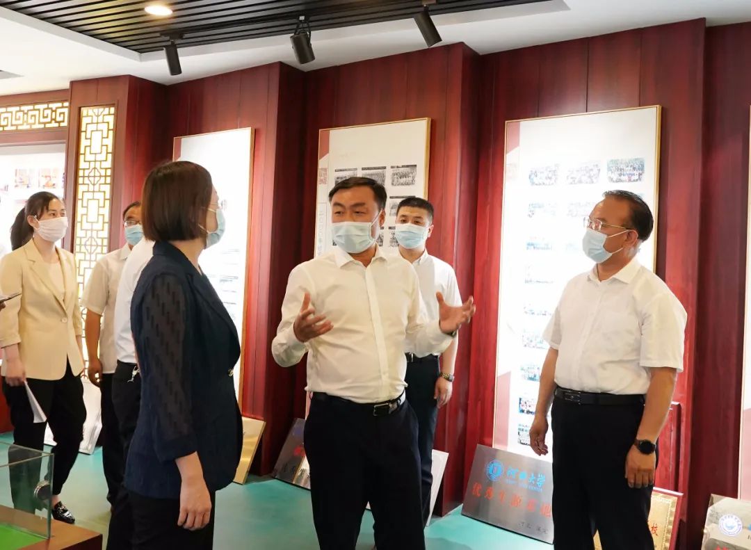 6月1日,巨鹿县委书记杨振东到巨鹿中学督导文明城市创建工作,要求公安