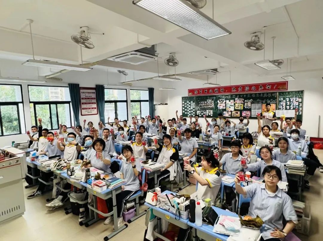 有1005个考场,其中市直和蓬江,江海两区设江门一中,培英高中,棠下中学