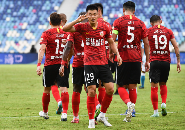 长春亚泰球员谭龙(前)庆祝进球. 新华社记者 杨冠宇 摄