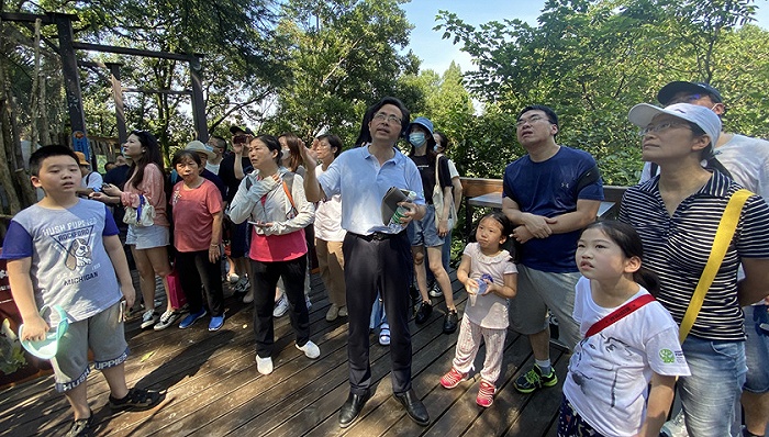 南京红山森林动物园园长沈志军向游客介绍动物。图片来源：红山动物园