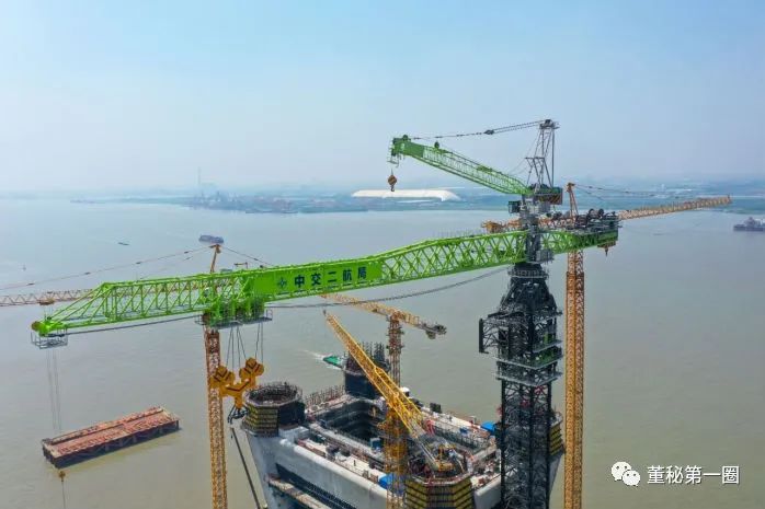 震撼全球首台万吨米级塔机傲立长江中联重科缔造速度质量双神话