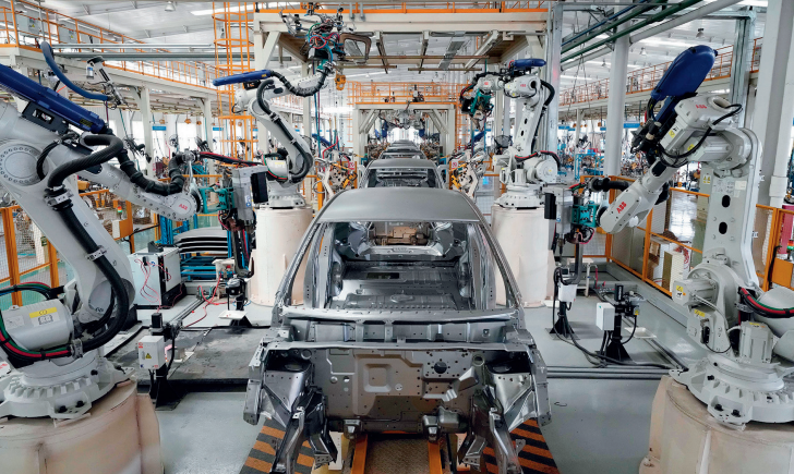 年 5 月 18 日,河北省元氏县一家新能源汽车企业生产线的自动焊接机器