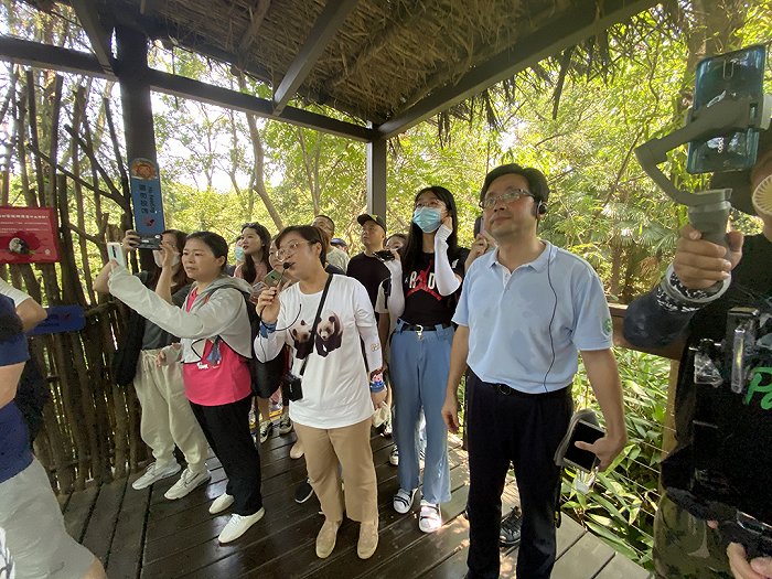 红山动物园园长沈志军及讲解员在直播中.图片来源:红山动物园