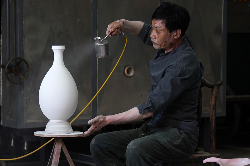 6月5日,在河北省临城县邢窑文化博览园,张志忠为邢窑白瓷施釉.