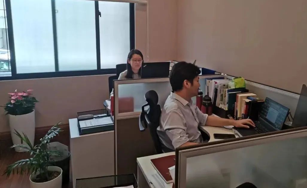 融通财险上海员工在严格遵守当地防疫政策要求的情况下回归工作岗位