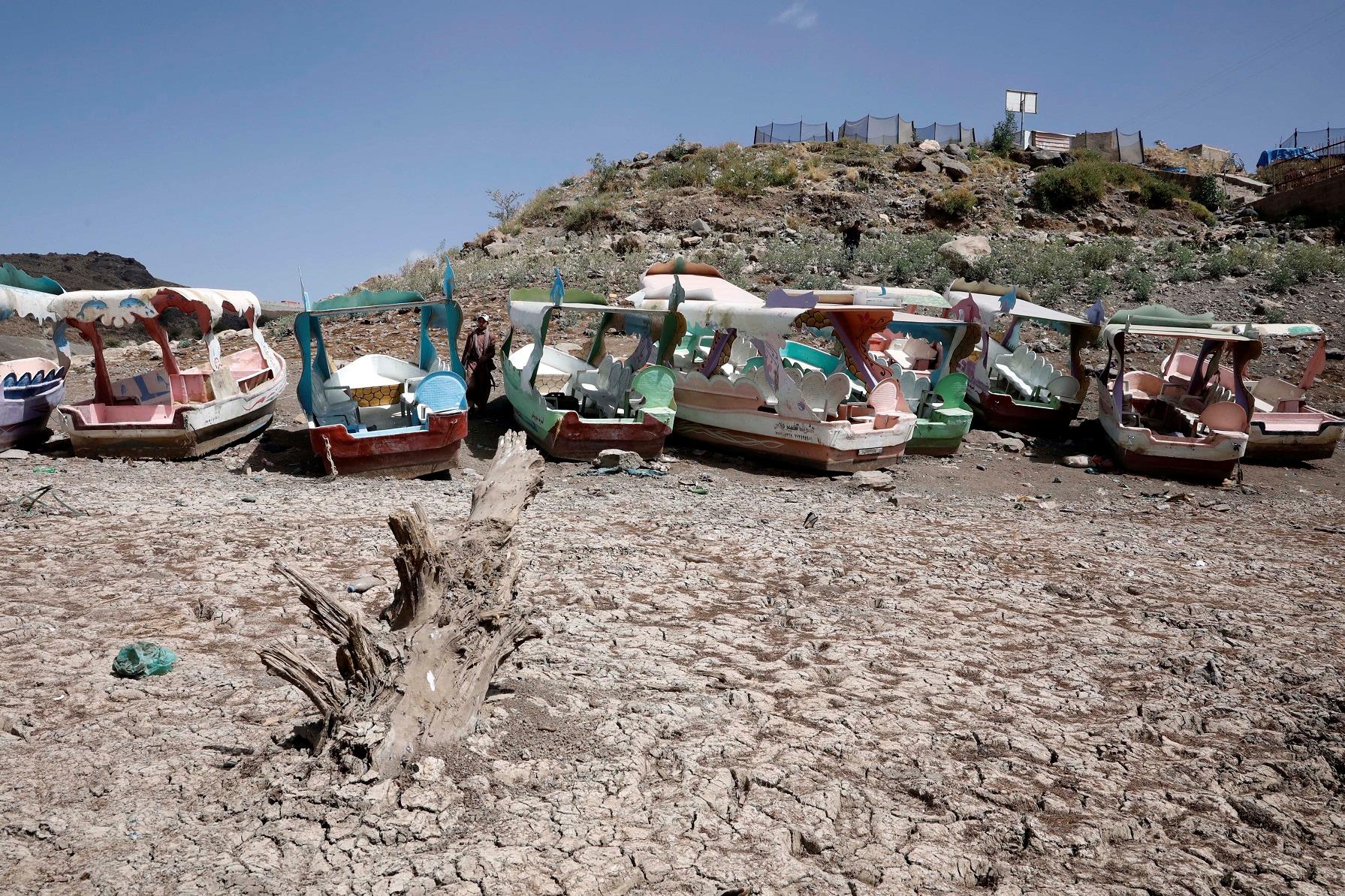 也门萨那河水干涸河床显露