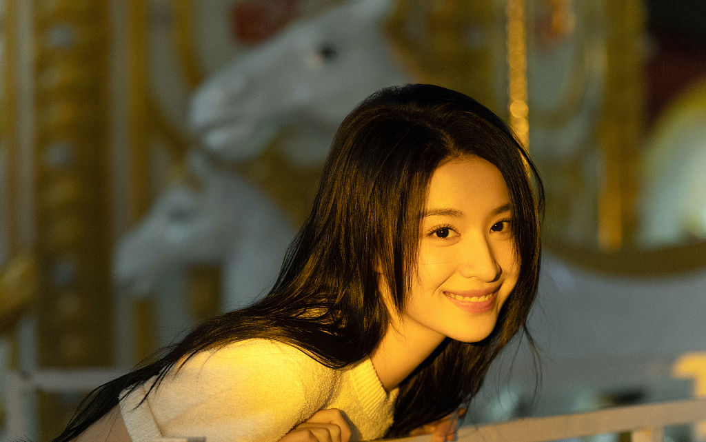 王楚然儿童节旋转木马写真超甜 笑容纯真童趣盎然_高清图集_新浪网