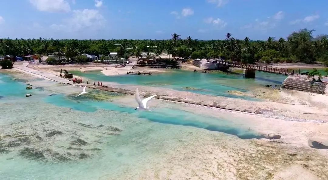 塔拉瓦由一组环礁构成,是基里巴斯人口最密集的地方,拥有全国约一半