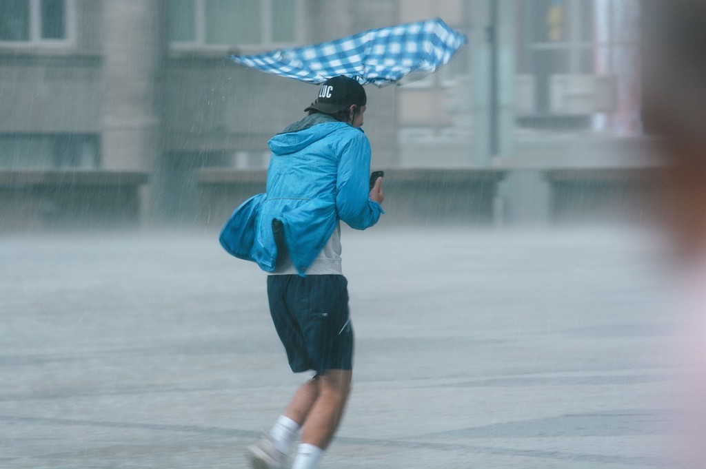 德国科隆遭遇暴雨天气民众出行举步维艰
