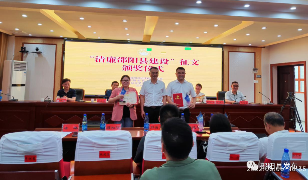 县委常委,纪委书记,监委主任 唐玉华(中)