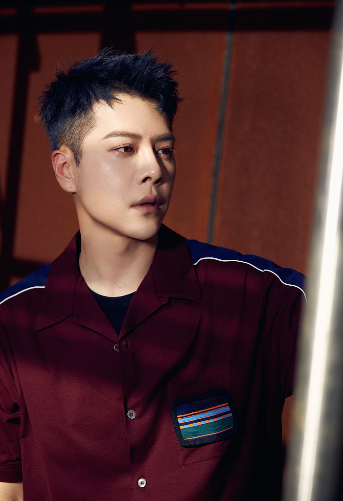 欧阳旭徐海乔工作室发布夏日写真留短发阳光俊朗男神范