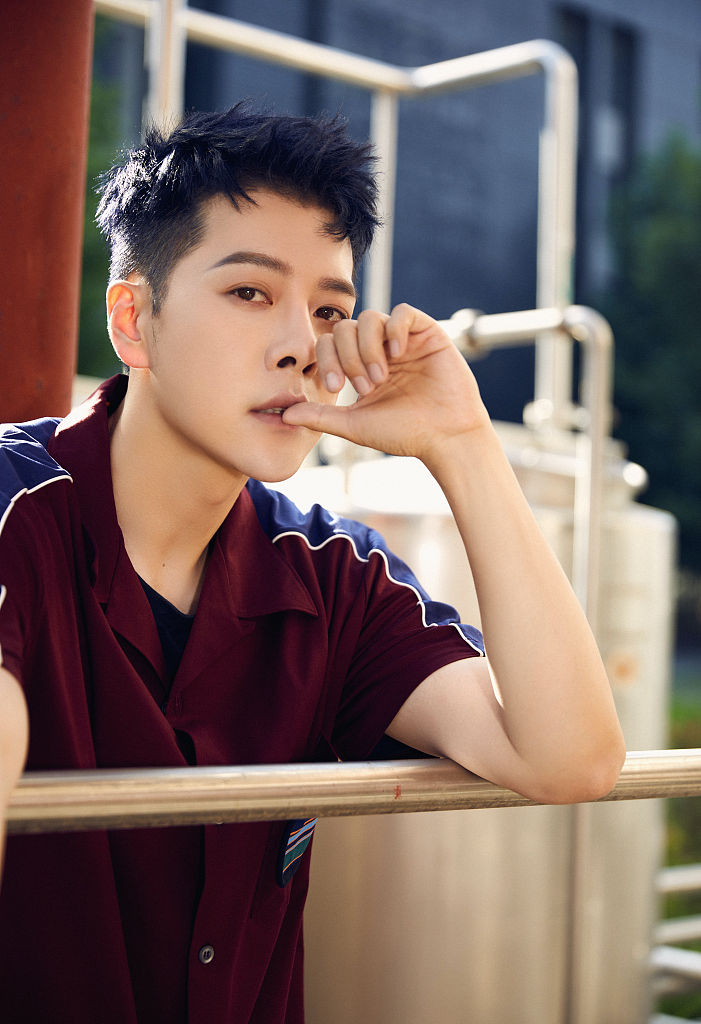 欧阳旭徐海乔工作室发布夏日写真留短发阳光俊朗男神范