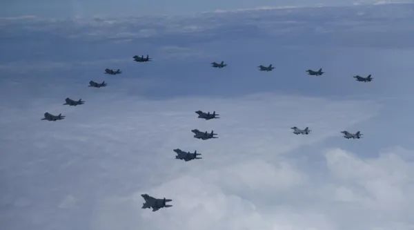 韩国联合参谋本部发布照片，韩美战斗机7日展开行动，图自韩联社