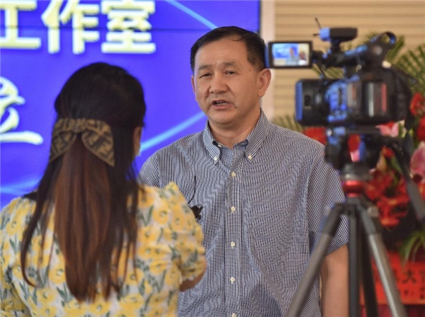 图/柯根杰教授接受媒体采访