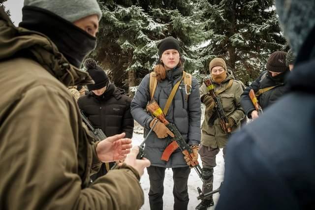 乌克兰政府向平民发枪