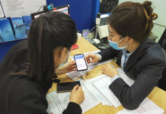 (建设银行佳木斯分行工作人员指导外贸企业办理跨境人民币结算业务)