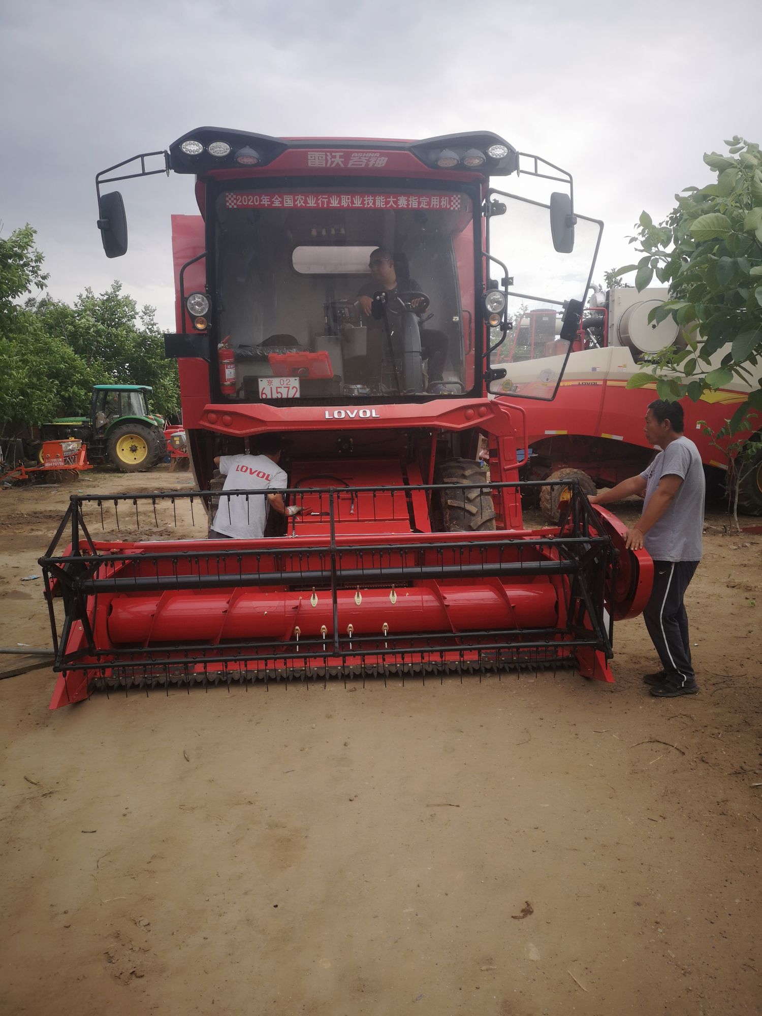 联合收割机更换割台小麦收获即将开镰,北京市怀柔区在遵守疫情防控