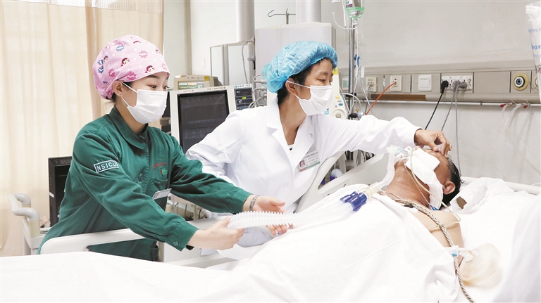 6月3日，石河子大学医学院第一附属医院急诊科医护人员抢救患者。 陈洋洋 谢浣 摄