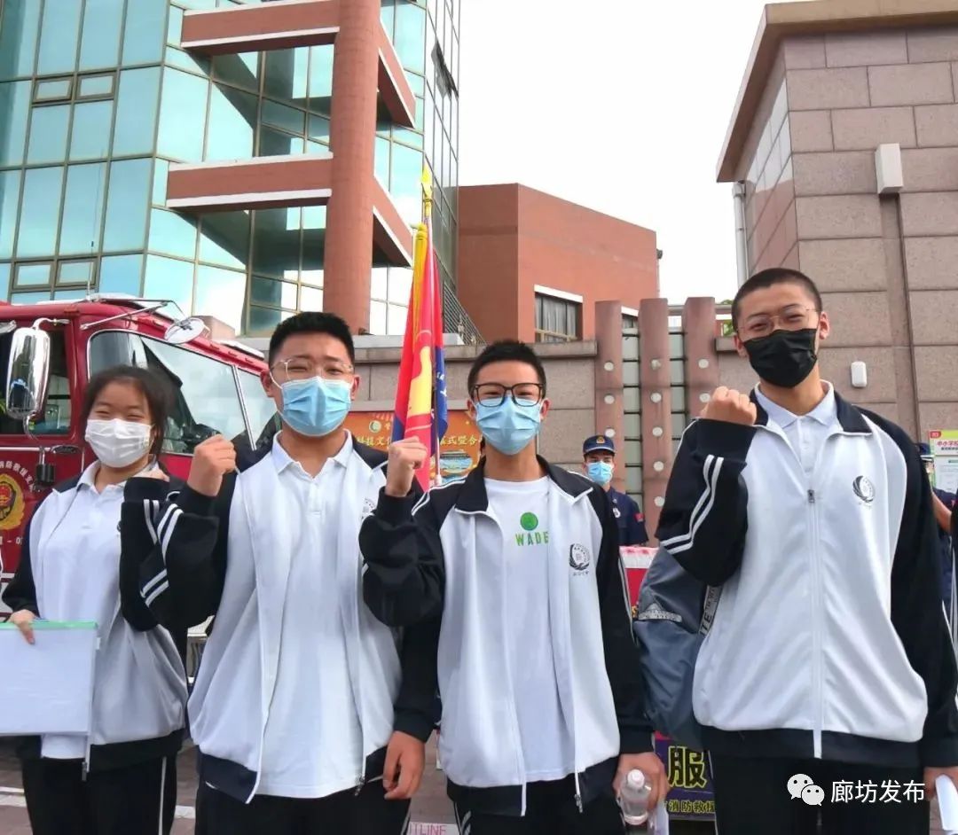 在管道局中学考点门口考生为自己加油 吕艳静 摄