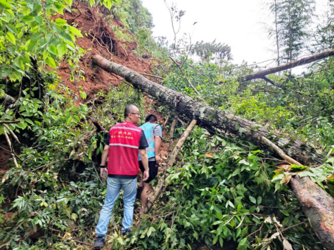 在塌方严重的桂林龙胜县和平乡的上孟村，移动党员突击队步行抢修。  李飞/摄