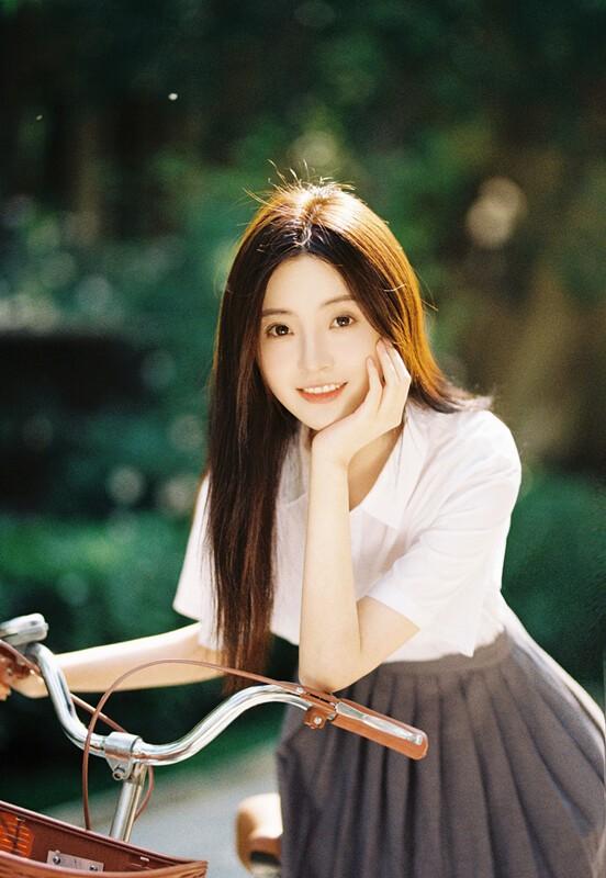 校花女神李希萌颜值出圈 被誉为"新生代小花"潜力股|李希萌|演员_新浪