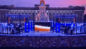 旗子在快切镜头中展示。