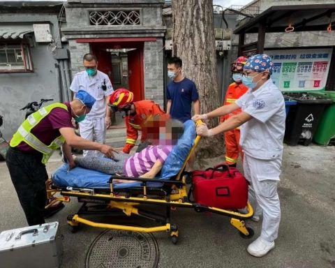 壹现场丨老人被暖气片压腿无法脱身 消防员紧急救助化解危机