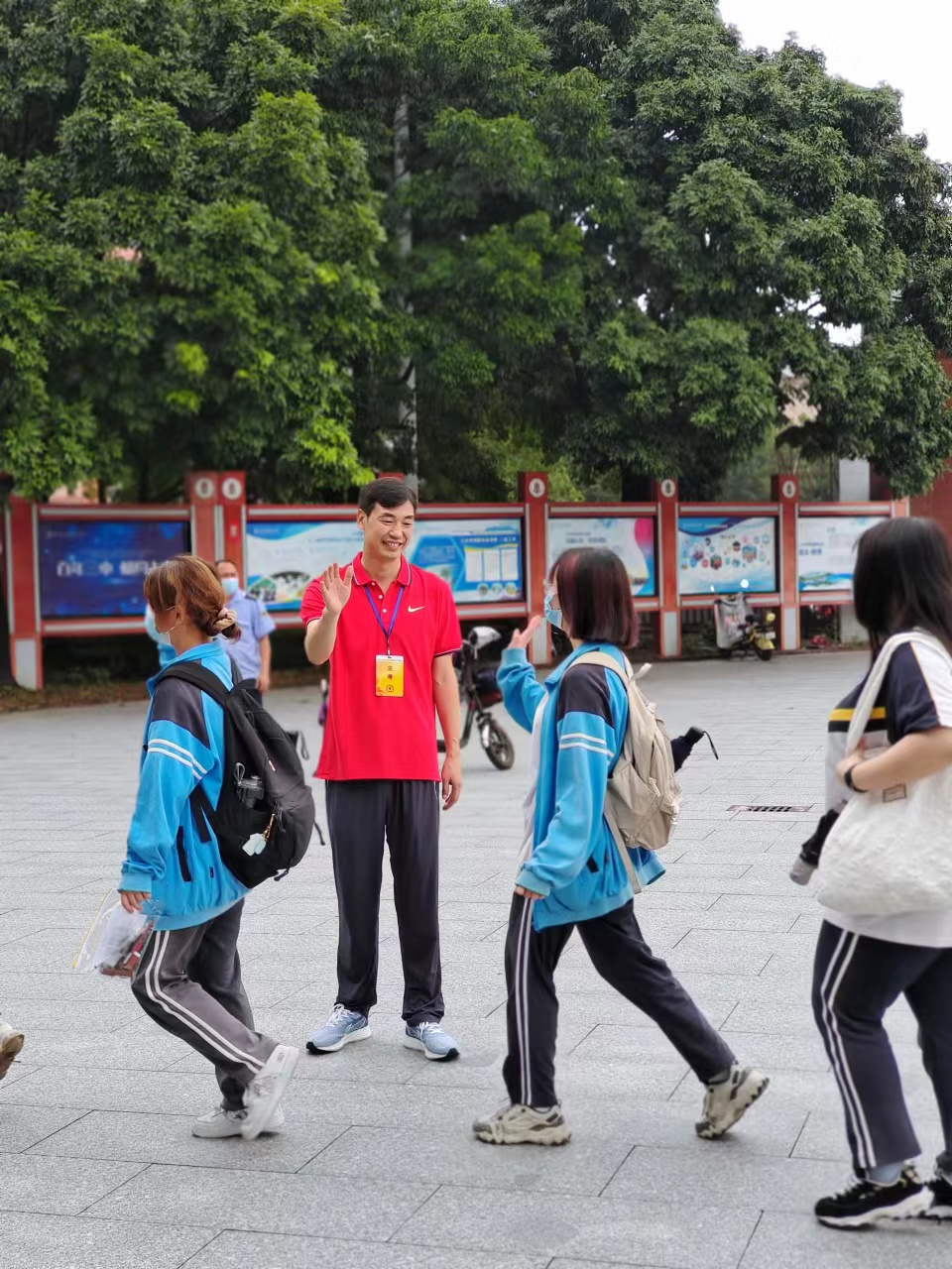 三水中学校长与考生击掌,为考生加油.何叶/通讯员