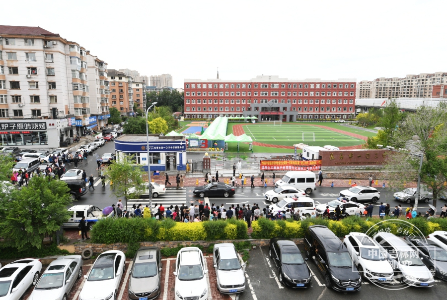 2022年6月7日,高考首日,在长春市103中学(亚泰校区)考点,考生和家长早