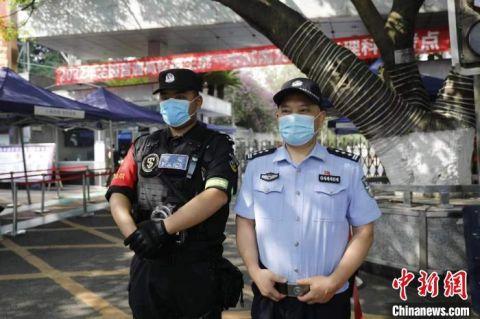 一对警察父子老刘和小刘接力守护高考