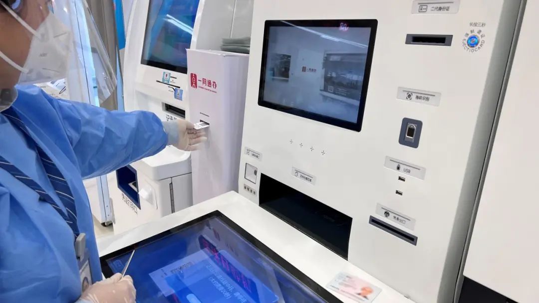 及时解决老年人“出行难”问题 这个街道为老年人进行无接触式“离线码”打印