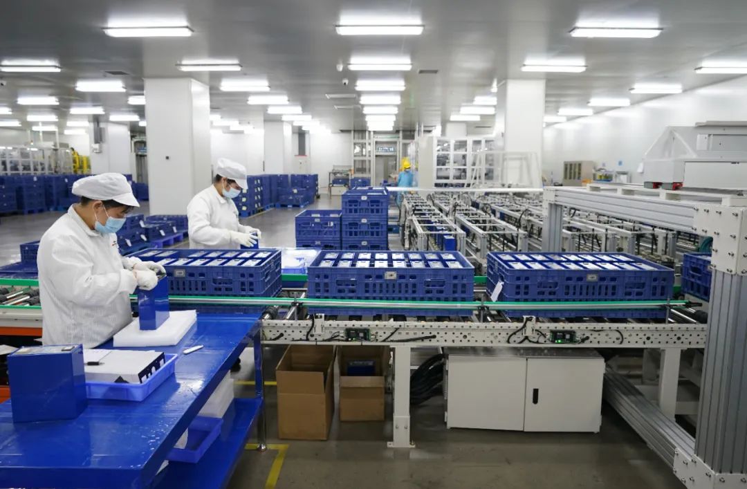 江西赣锋锂电科技股份有限公司锂电池生产车间内,工人在生产线上