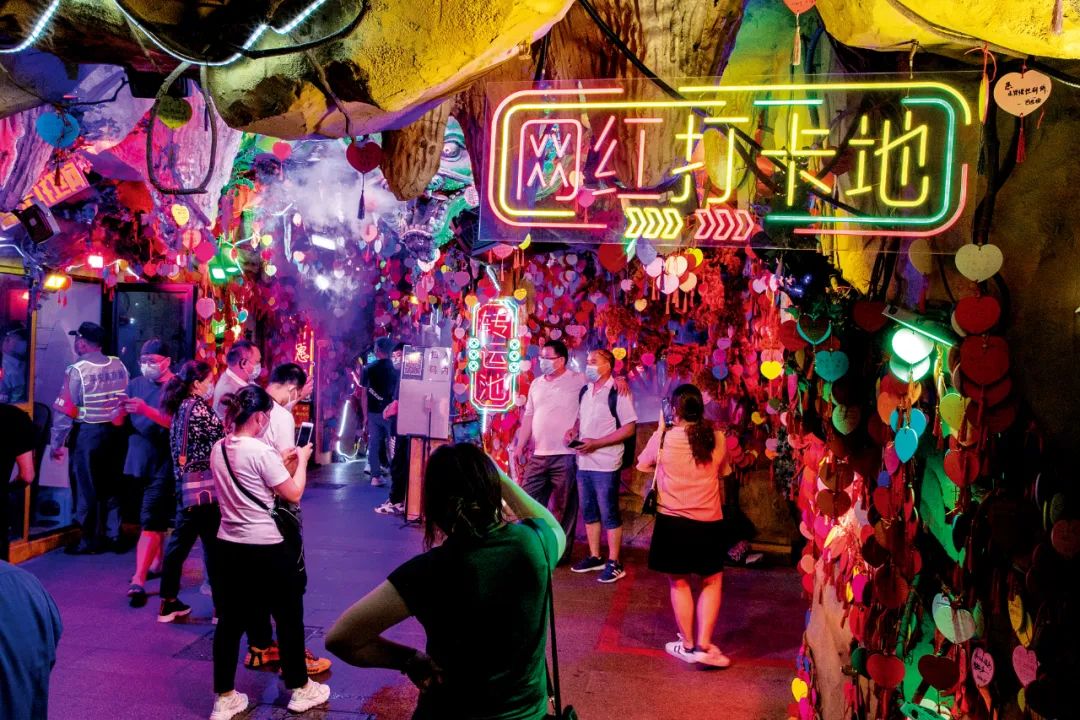 6月2日，上海南京路步行街恢复线下营业，顾客熟悉的排队场景也回来了。图/澎湃影像