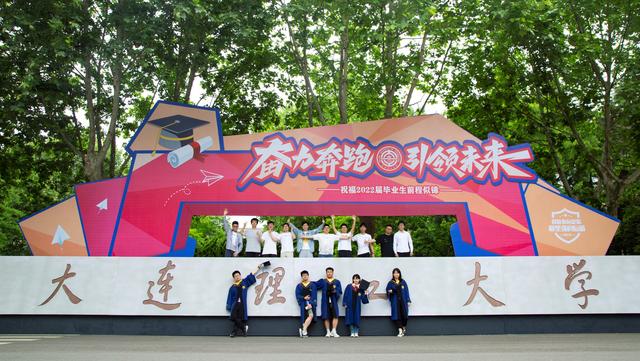 满足毕业生连理合影情怀大连理工大学把校门搬进校园