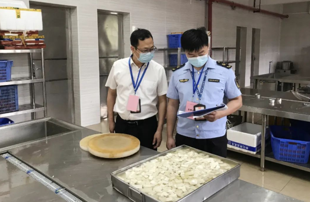 仁化县市场监管局执法人员驻点检查仁化中学食堂.戴伟锋 摄