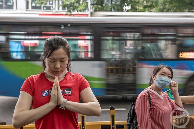 场外的虔诚祈祷,祈求子女考试顺利. (上游新闻签约摄影师 王际新 摄)