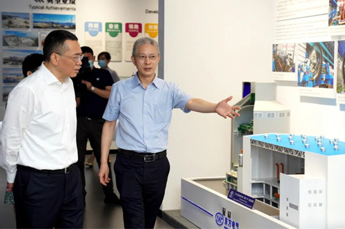 徐鹏会见达州市市长严卫东