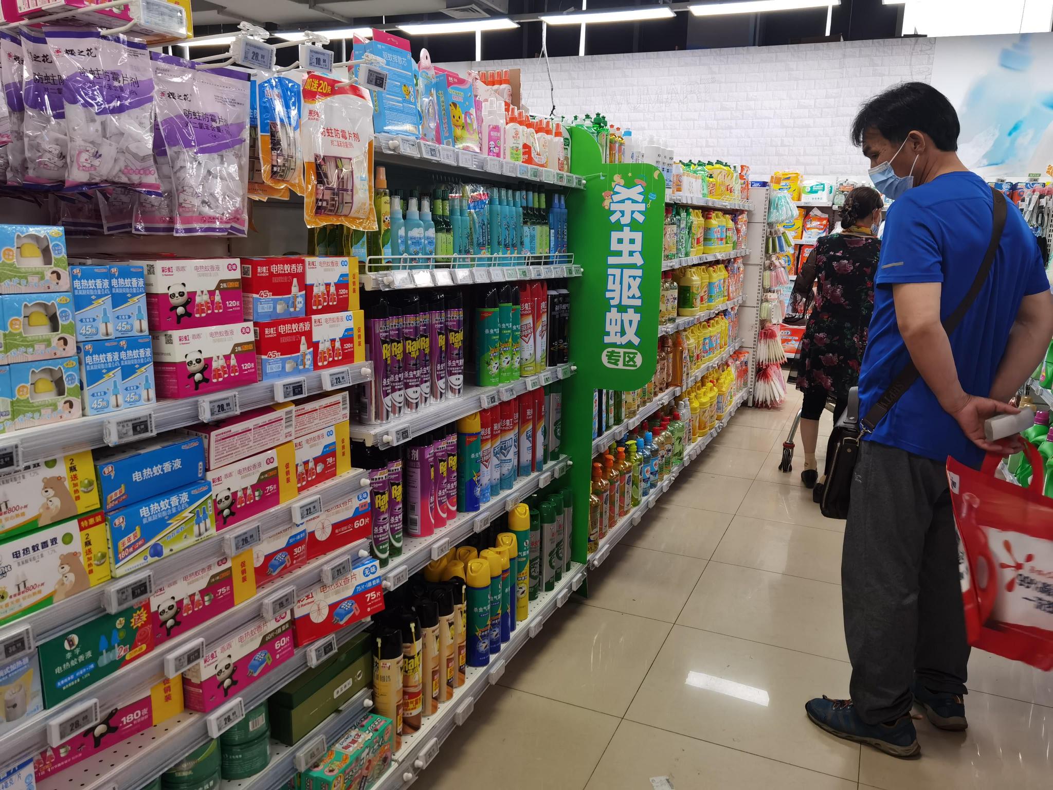 分别设置了专柜,其中驱蚊产品专柜上摆满了各式各样的驱蚊花露水,蚊香