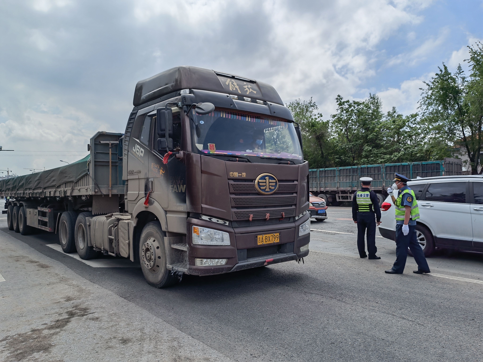 长春打击公路超限超载违法运输行为查扣超限超载车辆220台