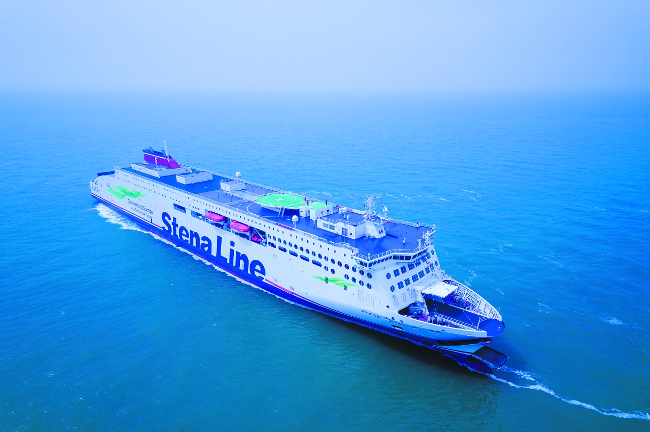 威海交付高端客滚船