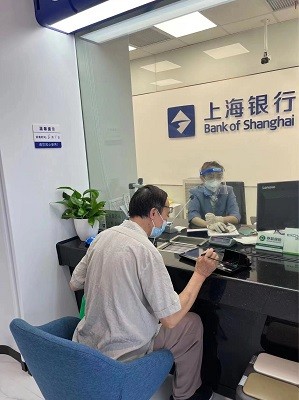 　　图说：6月6日，除个别网点外，上海银行沪上200余家网点实现“应开尽开”。