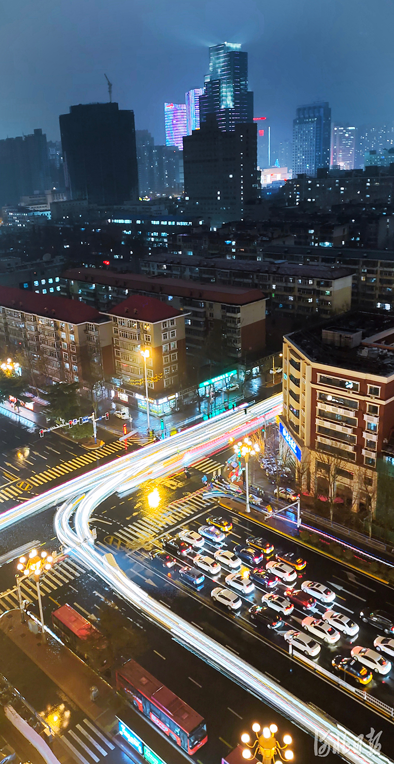 入夜的河北省石家庄市裕华路处处跳动着美的音符.河北日报记者贾恒摄