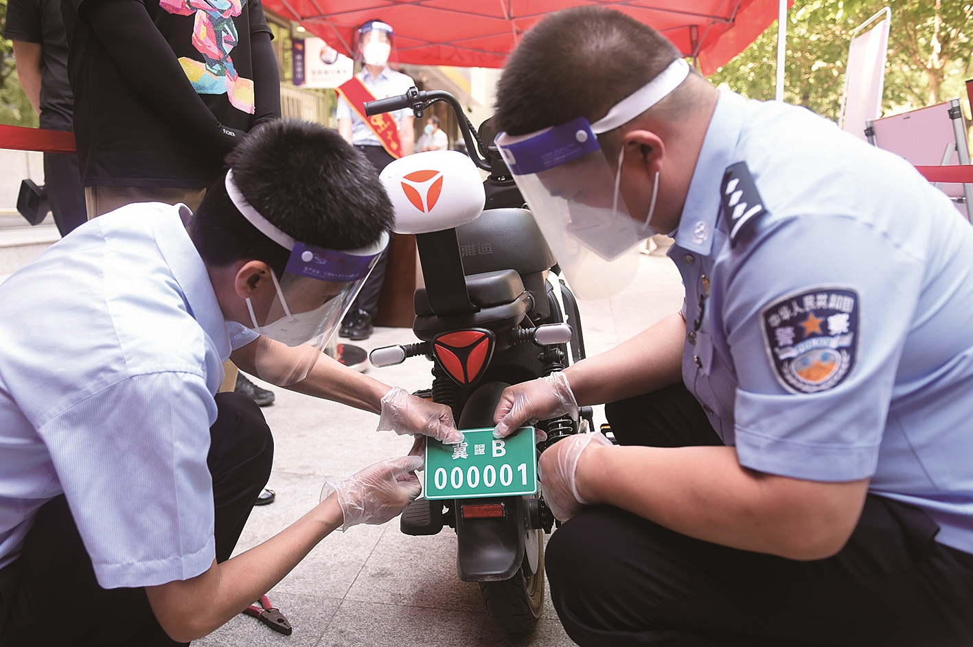 市民踊跃为电动自行车登记上牌