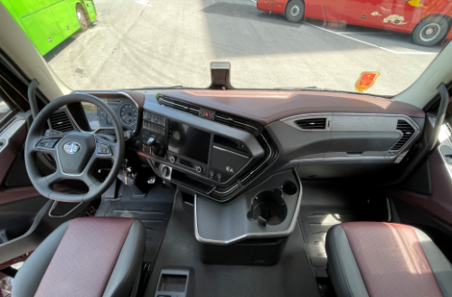 一汽解放j6v质惠版牵引车尽享驾乘体验