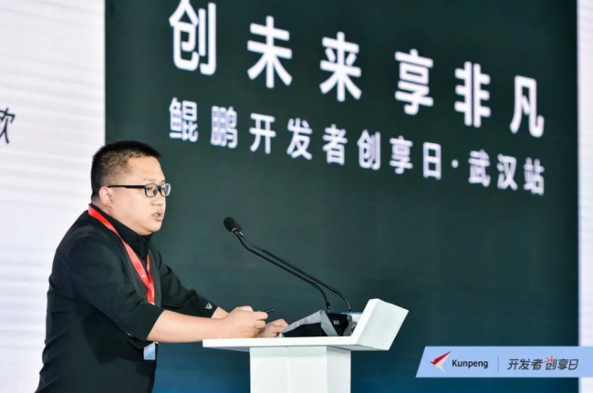 　　统信软件安全技术部曹佩庆发表演讲