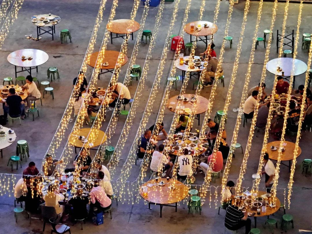 5月30日,湖北襄阳市,人们在闸口露天大排档吃夜宵.图/ic